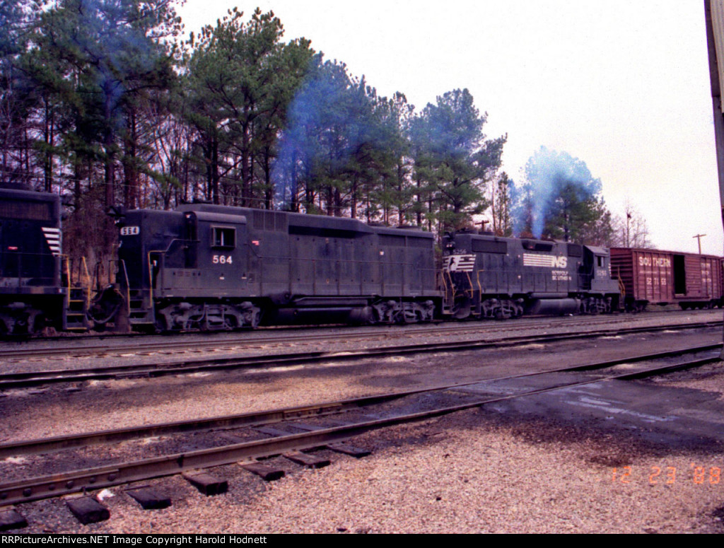 NW 564 & NS 5256 working the yard